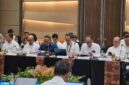Kepala Perwakilan BI Maluku Utara, Handi Susila (kanan), bersama Sekda Maluku Utara, Samsuddin A. Kadir (kiri), dalam rapat koordinasi pengendalian inflasi dan penguatan ketahanan pangan wilayah Sulampua 2026 di Makassar pada Jumat (23/10/2026). (Dok: BI Malut)