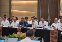 Kepala Perwakilan BI Maluku Utara, Handi Susila (kanan), bersama Sekda Maluku Utara, Samsuddin A. Kadir (kiri), dalam rapat koordinasi pengendalian inflasi dan penguatan ketahanan pangan wilayah Sulampua 2026 di Makassar pada Jumat (23/10/2026). (Dok: BI Malut)