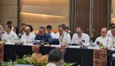Kepala Perwakilan BI Maluku Utara, Handi Susila (kanan), bersama Sekda Maluku Utara, Samsuddin A. Kadir (kiri), dalam rapat koordinasi pengendalian inflasi dan penguatan ketahanan pangan wilayah Sulampua 2026 di Makassar pada Jumat (23/10/2026). (Dok: BI Malut)