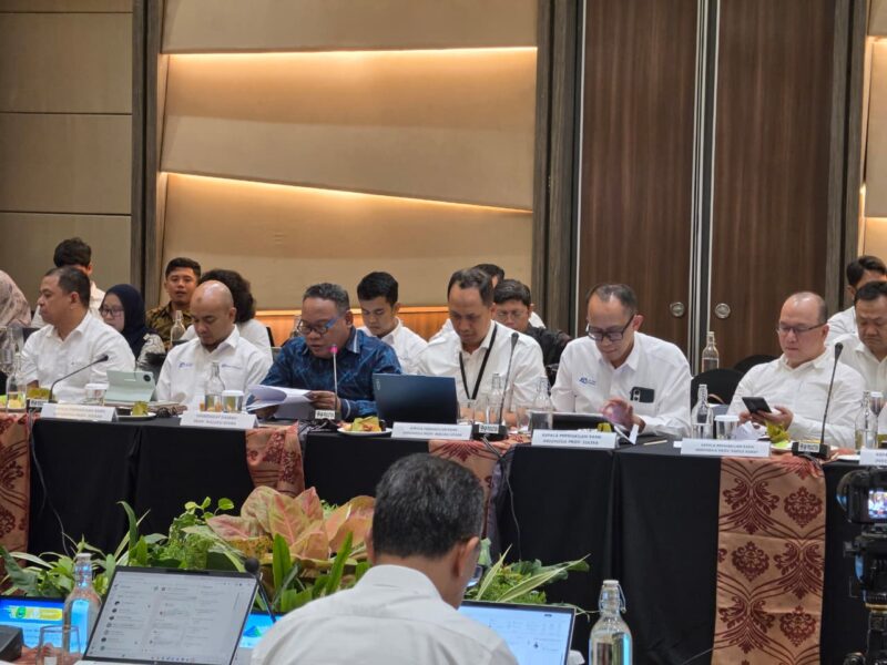 Kepala Perwakilan BI Maluku Utara, Handi Susila (kanan), bersama Sekda Maluku Utara, Samsuddin A. Kadir (kiri), dalam rapat koordinasi pengendalian inflasi dan penguatan ketahanan pangan wilayah Sulampua 2026 di Makassar pada Jumat (23/10/2026). (Dok: BI Malut)