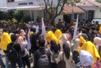 Mahasiswa FIB Universitas Khairun menggelar aksi refleksi Sumpah Pemuda dengan membawa tujuh tuntutan di depan Gedung DPRD Kota Ternate, Rabu (28/10/2026).