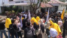 Mahasiswa FIB Universitas Khairun menggelar aksi refleksi Sumpah Pemuda dengan membawa tujuh tuntutan di depan Gedung DPRD Kota Ternate, Rabu (28/10/2026).