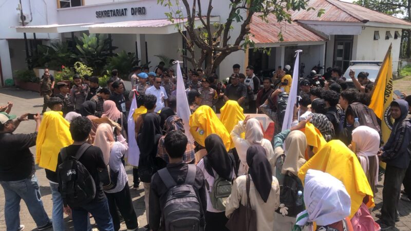 Mahasiswa FIB Universitas Khairun menggelar aksi refleksi Sumpah Pemuda dengan membawa tujuh tuntutan di depan Gedung DPRD Kota Ternate, Rabu (28/10/2026).